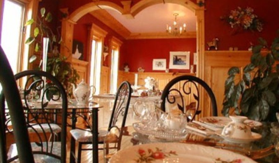 Heartwood Inn Drumheller, Alberta, features fine dining in the Heartwood Room.