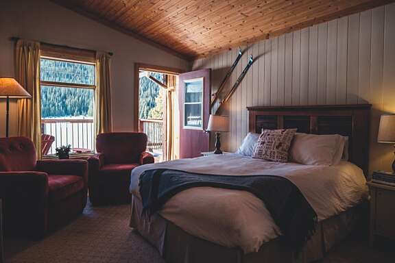 Mount Engadine Lodge perched over Moose Meadows